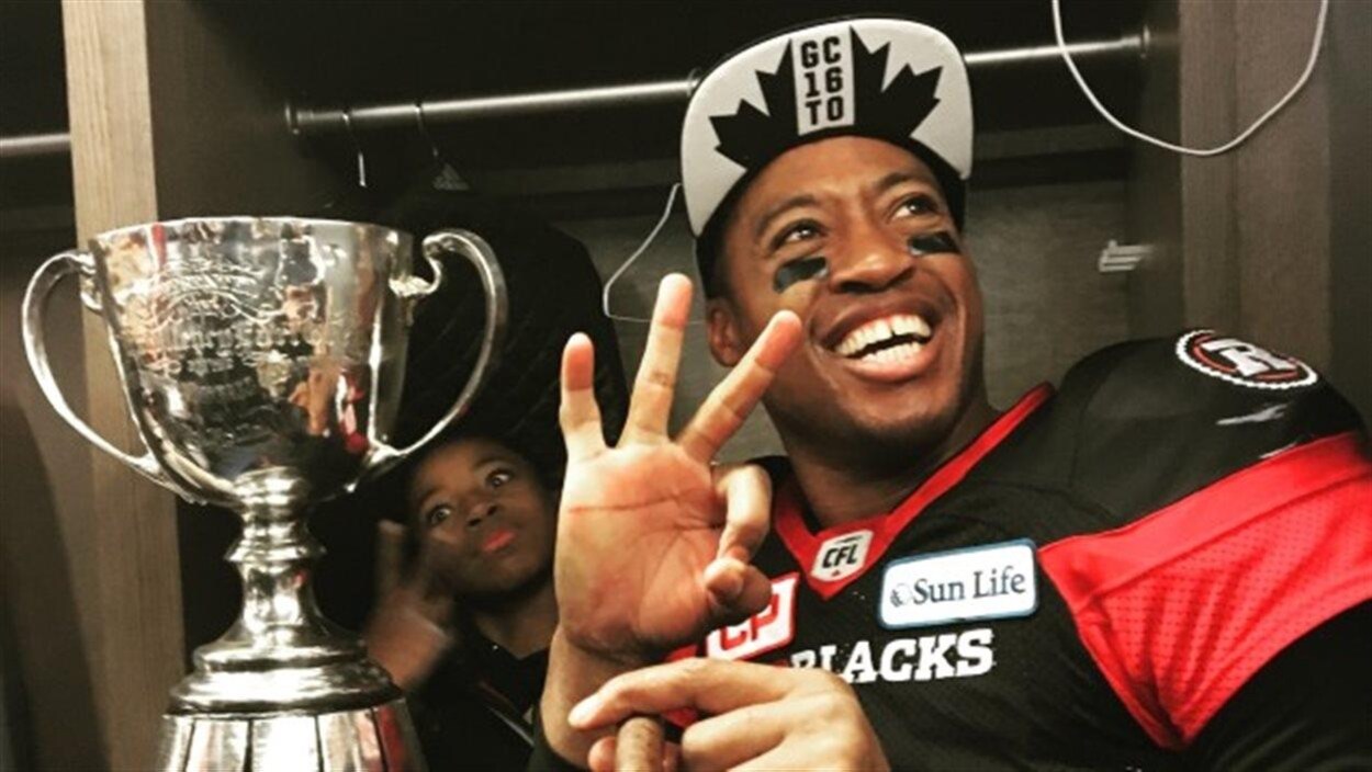 Le quart-arrière Henry Burris avec la coupe Grey