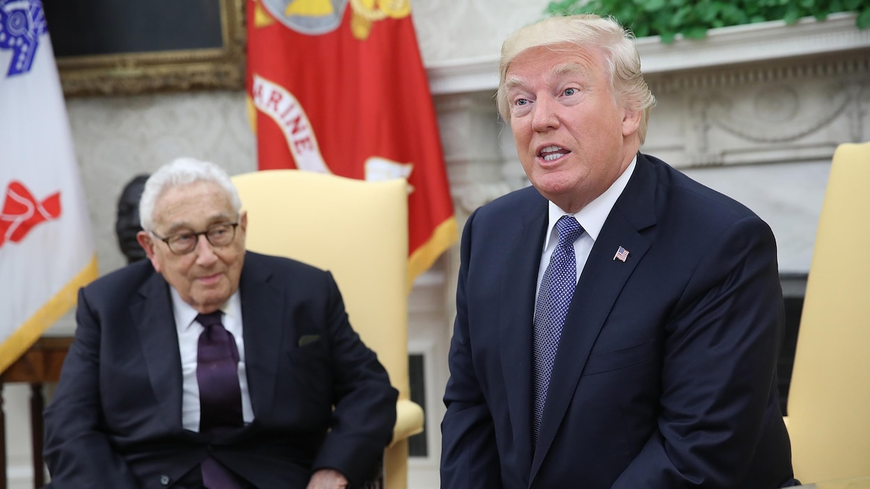 Le président Donald Trump rencontre l'ancien secrétaire d'État Henry Kissinger dans le bureau ovale le 10 octobre 2017.