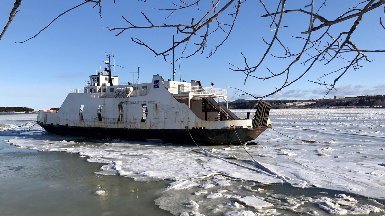 Le navire à l'embouchure de la rivière des Trois Pistoles.