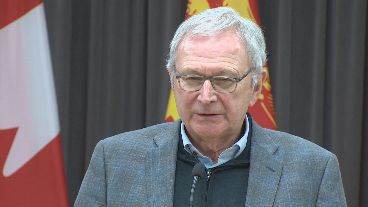 Blaine Higgs donne une conférence de presse.