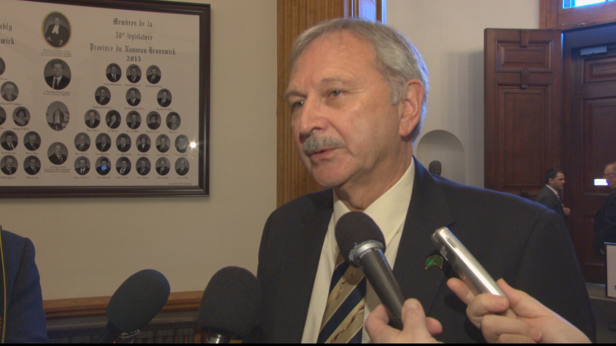 Blaine Higgs répondant aux questions de journalistes