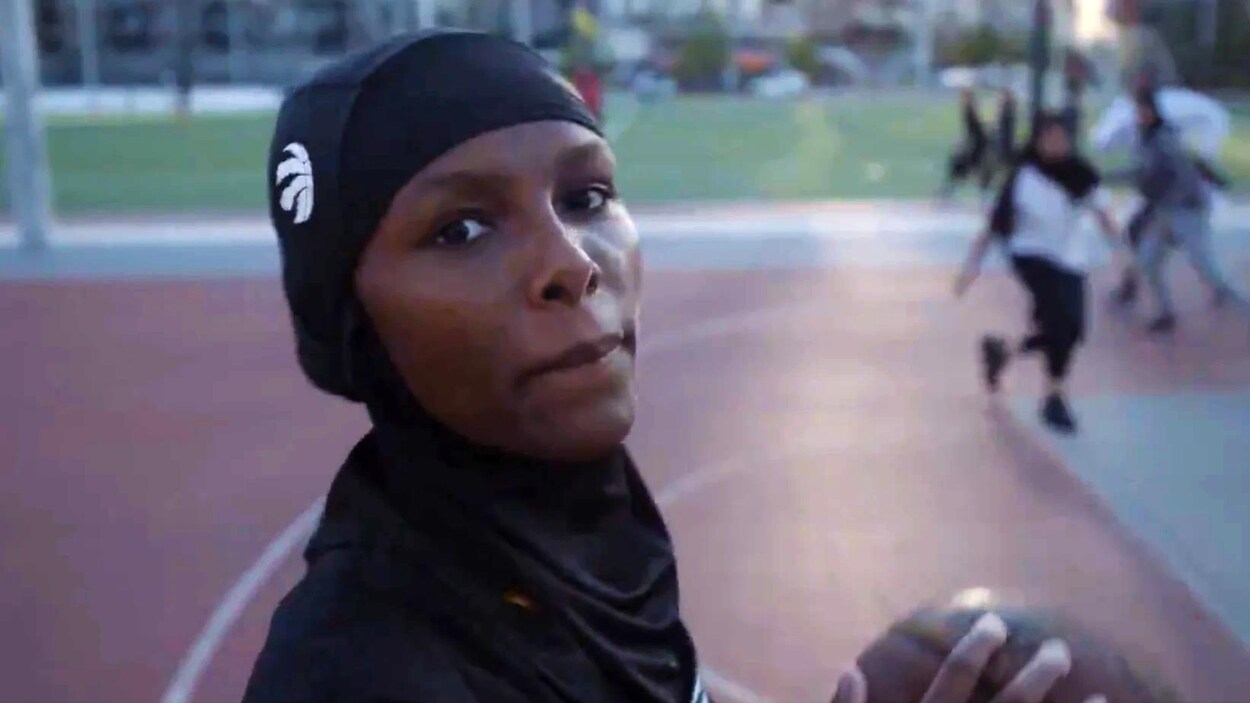 Capture d'écran d'une video montrant une femme portant le hijab jouer au basketball.