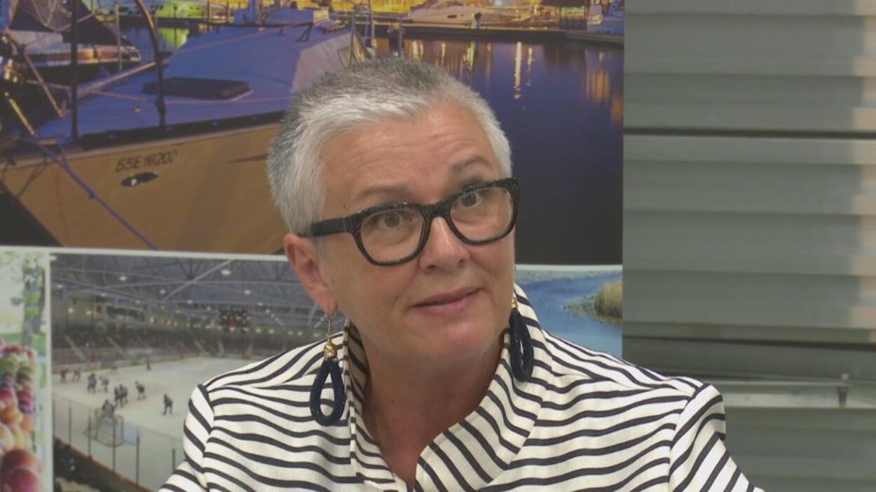 Hilda MacDonald regarde attentivement une personne en face d'elle.
