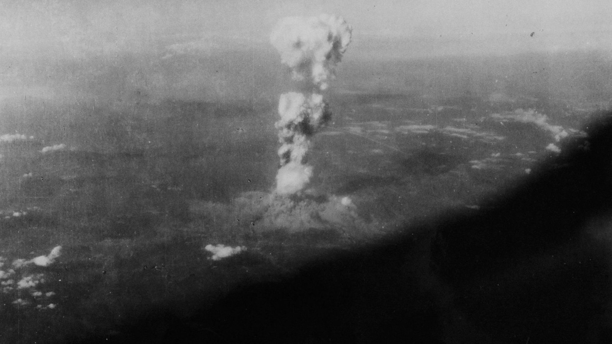 Nuage de poussière qui monte dans le ciel à la suite du bombardement d'Hiroshima, au Japon.