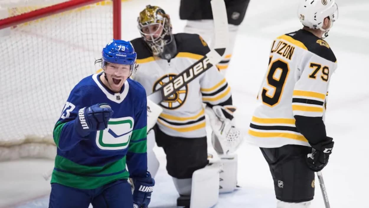 Tyler Toffoli sur la glace. Derrière lui se trouve le gardien de but des Bruins de Boston.
