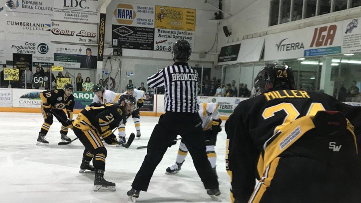Des hockeyeurs des Bruins d'Estevan et les Hawks de Nipawin s'apprêtent à se lancer sur la rondelle samedi 14 avril 2018 dans un aréna en Saskatchewan
Des hockeyeurs des Bruins d'Estevan et les Hawks de Nipawin s'apprêtent à se lancer sur la rondelle samedi 14 avril 2018 dans un aréna en Saskatchewan