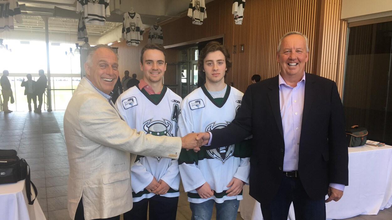 De gauche à droite : Marcel Deschênes, nouveau propriétaire, les joueur Denis Toner et Brendan Bornstein et le président des Slammers de Woodstock, Wes Corey De gauche à droite : Marcel Deschênes, nouveau propriétaire, les joueur Denis Toner et Brendan Bornstein et le président des Slammers de Woodstock, Wes Corey