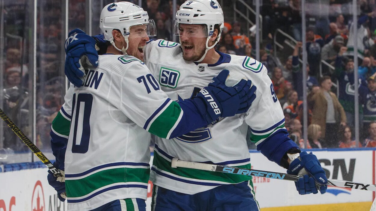 Tanner Pearson et J.T. Le Miller sur la glace.