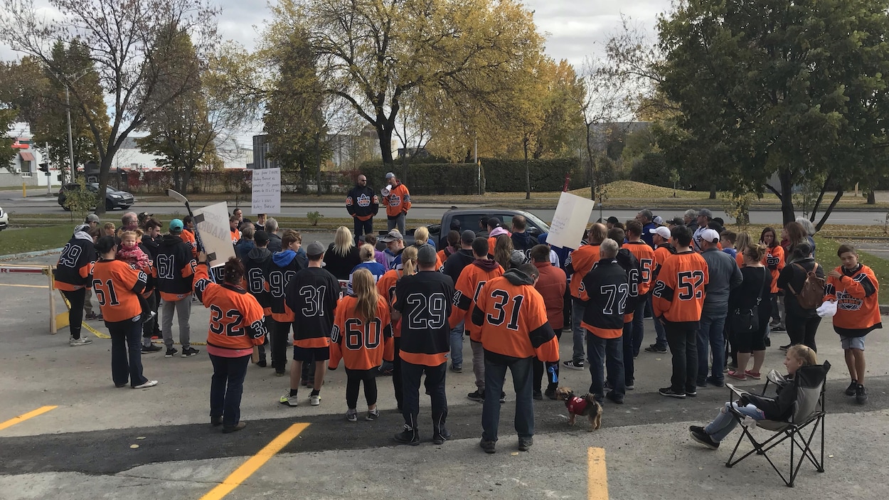 Près d'une de parents, entraîneurs et joueurs se sont réunis devant Hockey Mauricie pour manifester contre le surclassement des équipes de niveau midget B vers le midget A et celles bantam B vers le bantam A.