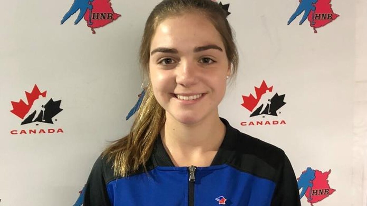 Une jeune joueuse de hockey.