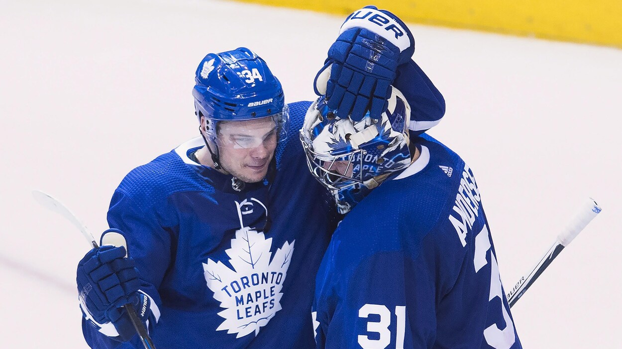 Auston Matthews, qui a marqué le but vainqueur en deuxième période, célèbre la victoire des Maple Leafs en compagnie du gardien de but, Frederik Andersen. Auston Matthews, qui a marqué le but vainqueur en deuxième période, célèbre la victoire des Maple Leafs en compagnie du gardien de but, Frederik Andersen.