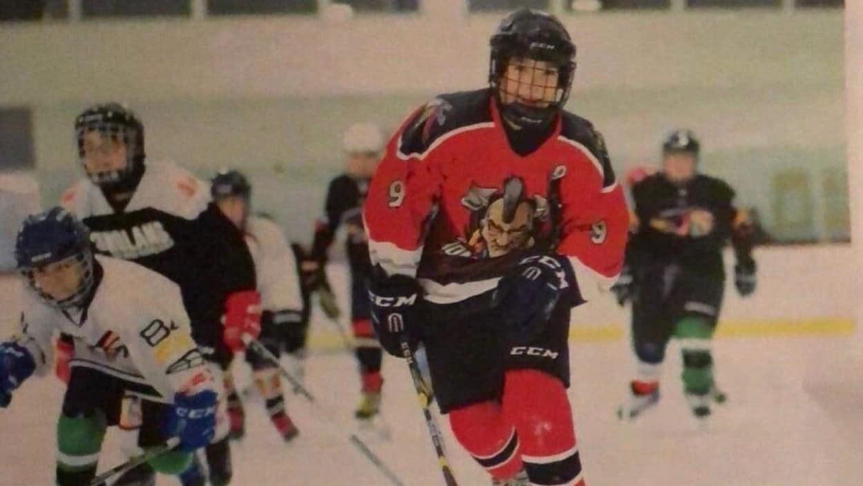 Des joueurs de l'équipe de hockey mineur de Uashat mak Mani-Utenam.