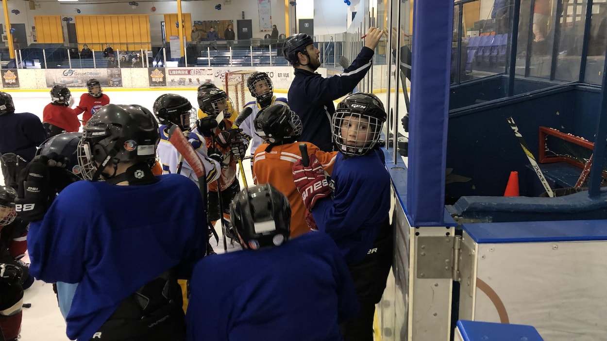 Hockey Gaspésie-Les Îles offre le programme «Les Vaillants» pour faire découvrir le hockey aux jeunes d'âge primaire de la région.