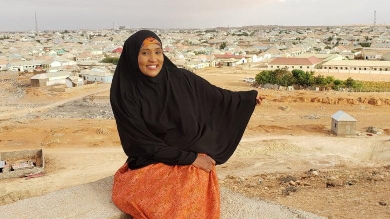 Hodan Nalaye pose devant la ville de Garoe.