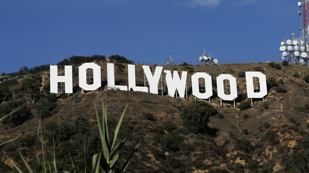 On voit le panneau iconique où sont inscrites les lettres d'Hollywood, à Los Angeles.