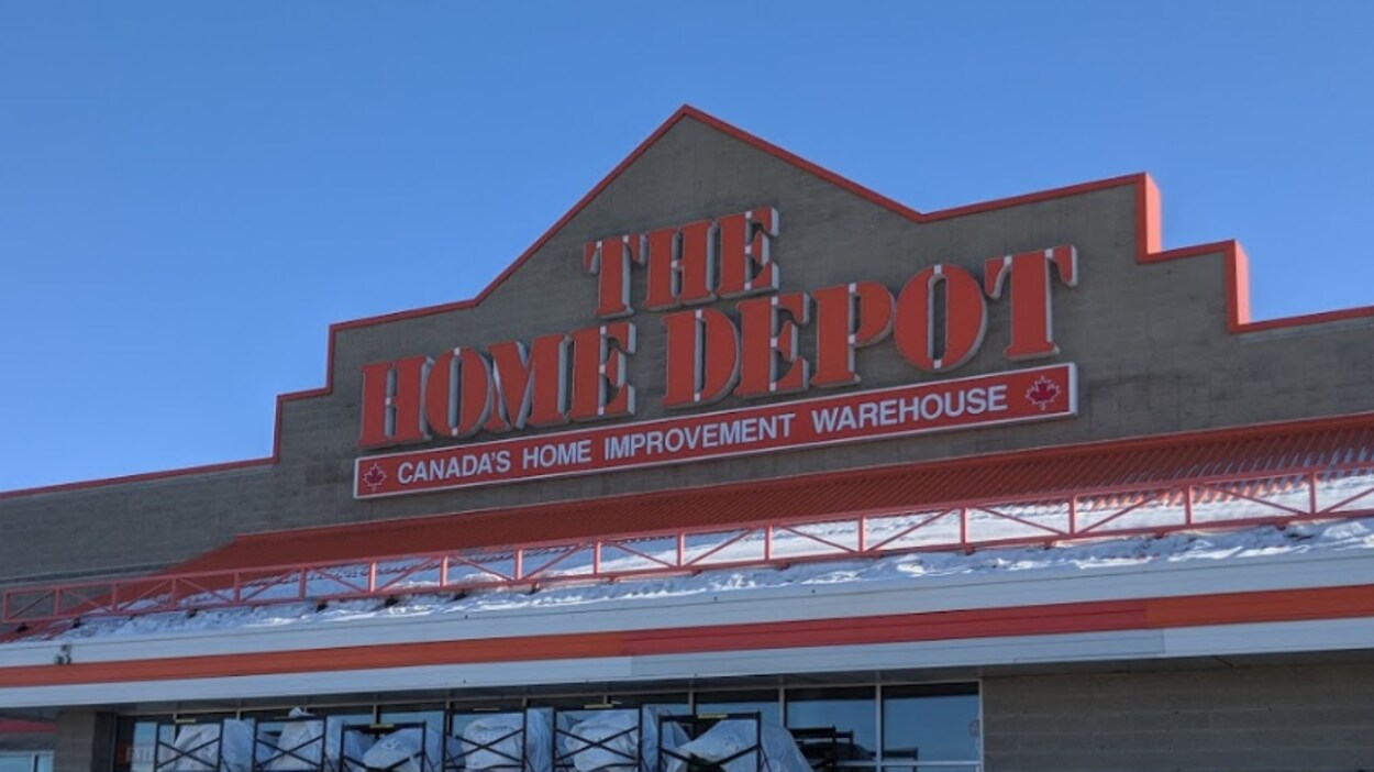 Un homme attaque quatre personnes avec une pelle dans un magasin Home