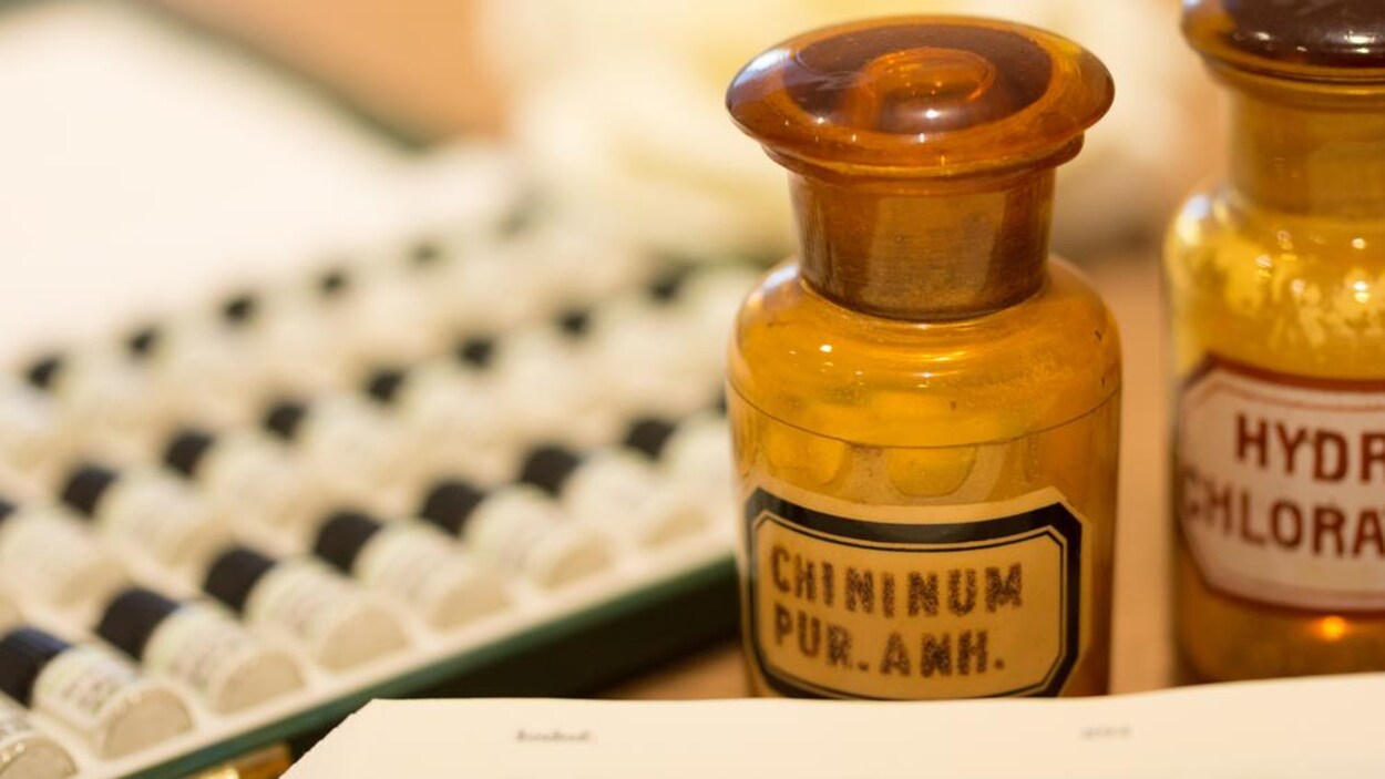 Une fiole qui porte l'inscription « chininum » Une fiole qui porte l'inscription « chininum »