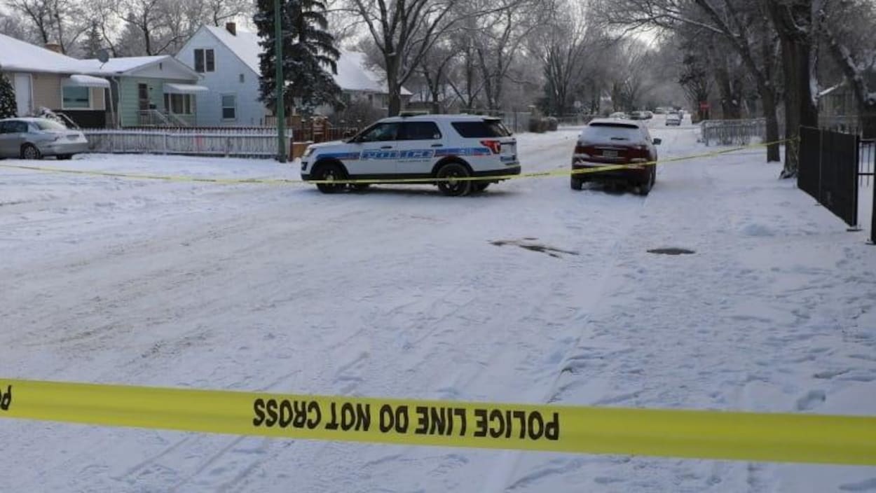Une scène de crime avec ruban jaune est établi rue Queen, à Regina.