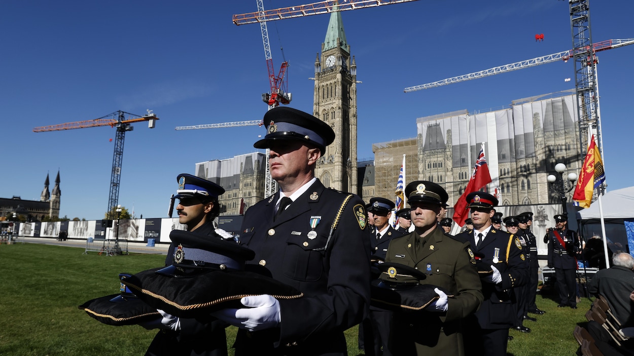 Hommage aux policiers décédés dans l’exercice de leurs fonctions à Ottawa