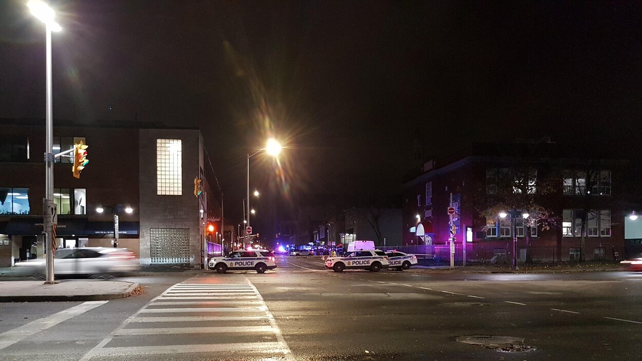 Plusieurs voitures de police et un périmètre de sécurité dans le marché By.