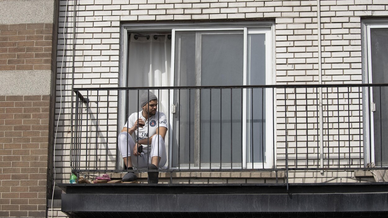 Un homme seul sur son balcon.