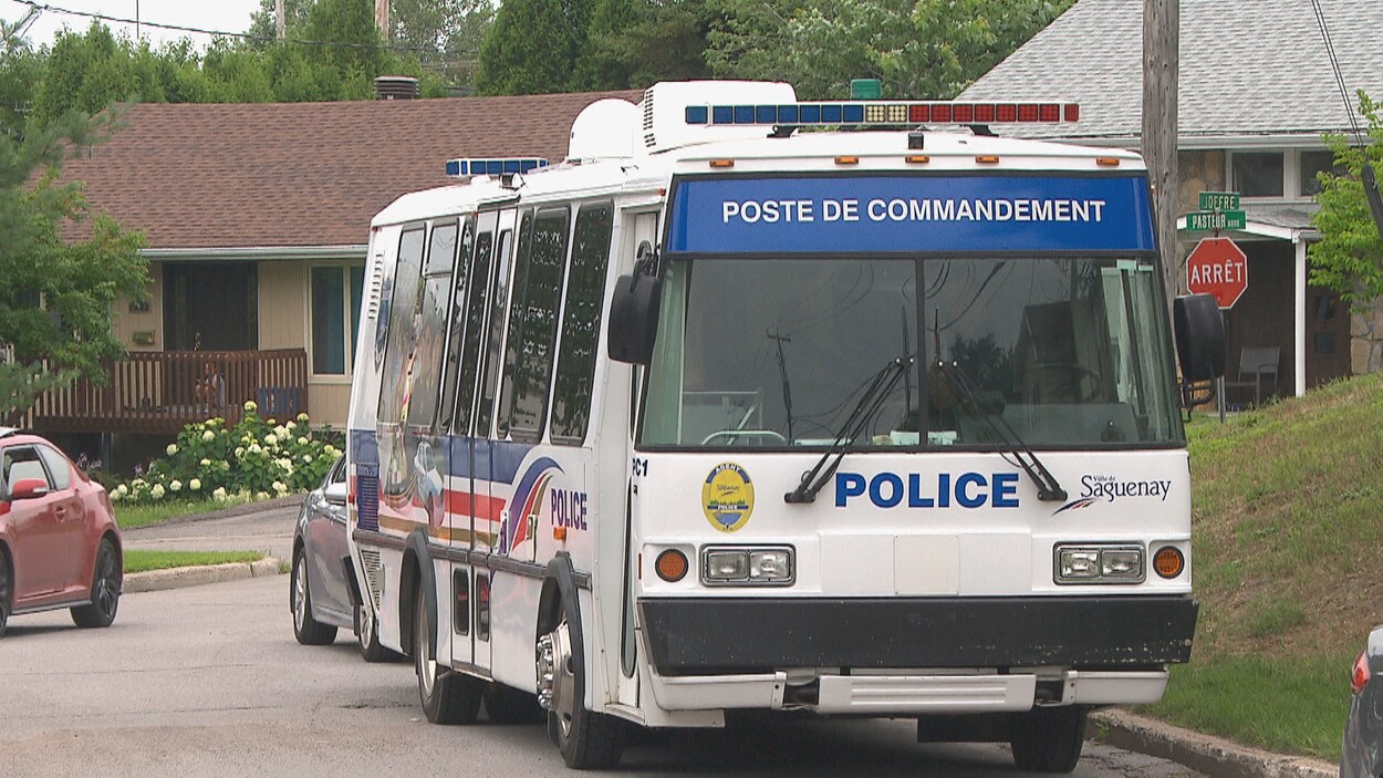Le camion du poste de commandement de la police de Saguenay.
