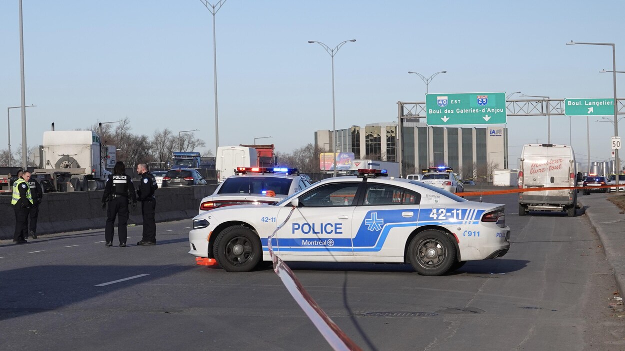 Des voitures de police du SPVM bloquent l'autoroute 40.