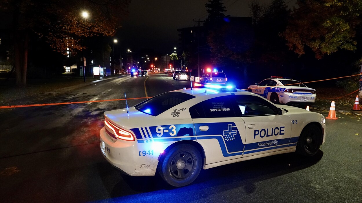 Une voiture du Service de police de la Ville de Montréal stationnée sur une route.