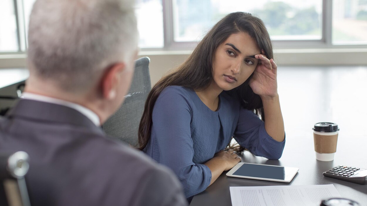 Une femme jette un regard distant à un homme. Une femme jette un regard distant à un homme.