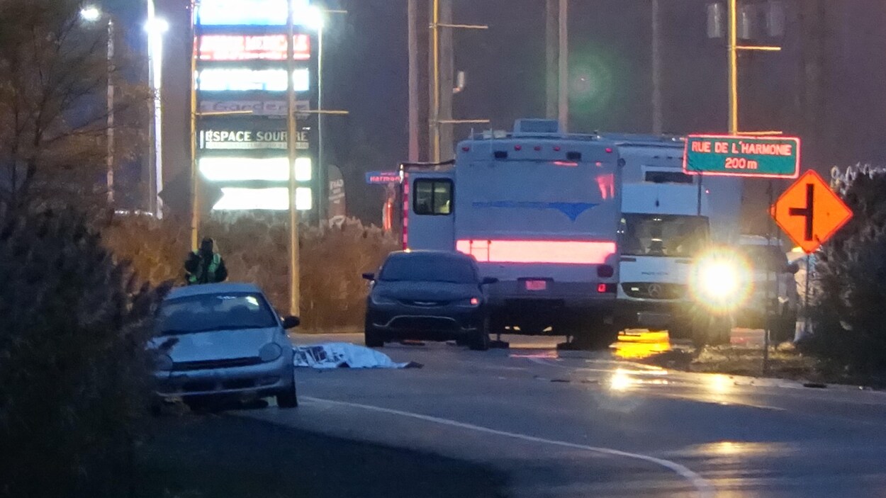 Le corps de l'homme gisait dans la rue à l'arrivée des secours. Le corps de l'homme gisait dans la rue à l'arrivée des secours.