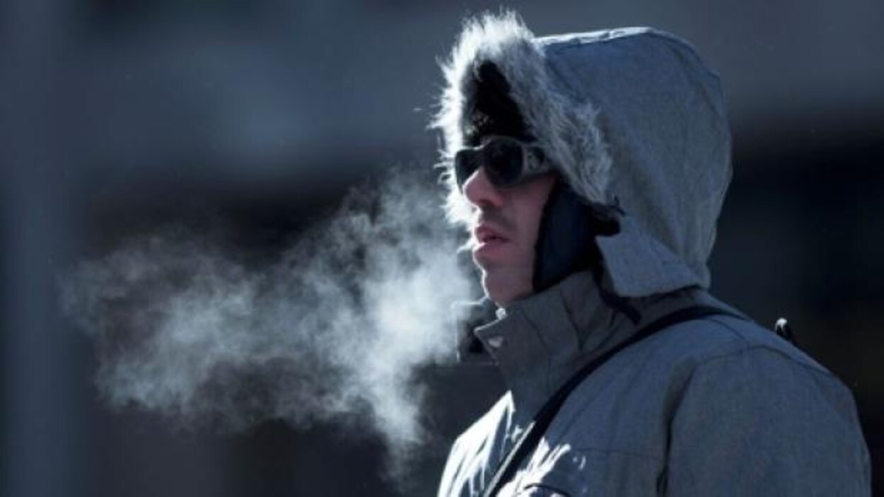 Un homme chaudement vêtu pour se protéger du froid extrême. Un homme chaudement vêtu pour se protéger du froid extrême.