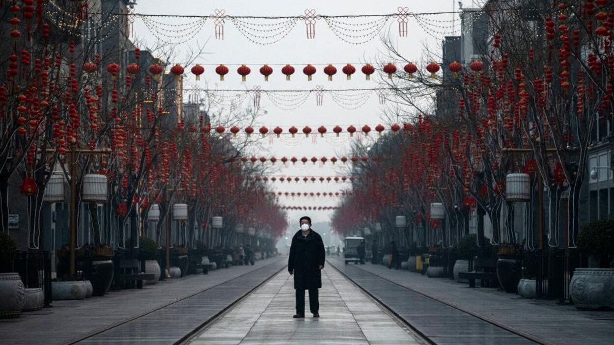 Un homme porte un masque de protection dans une rue à Pékin.