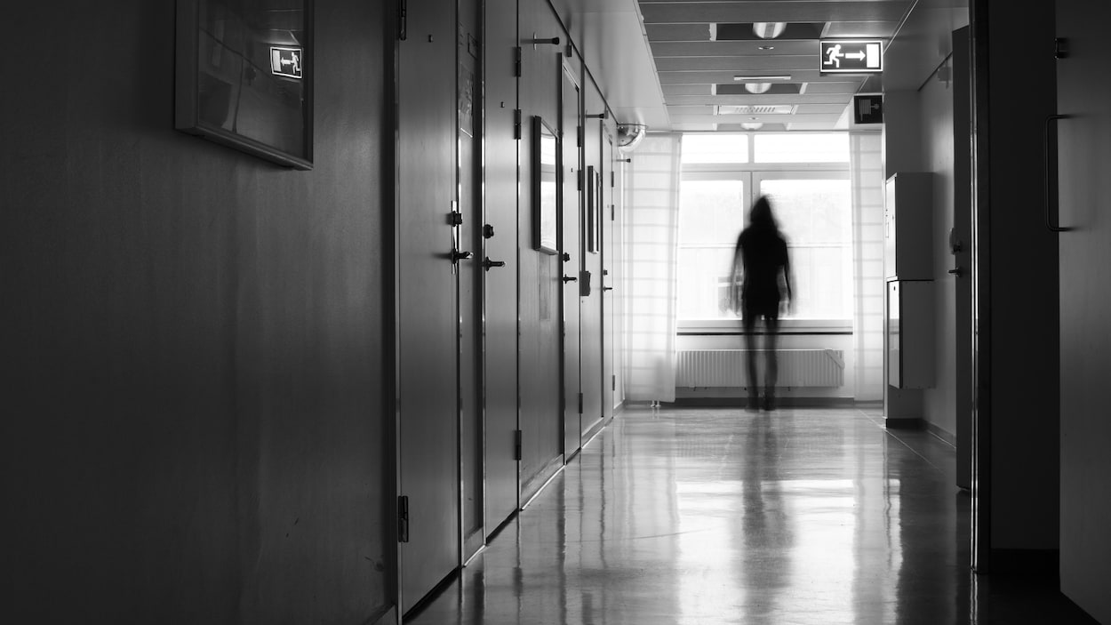 La silhouette anonyme d'une personne dans un corridor.
