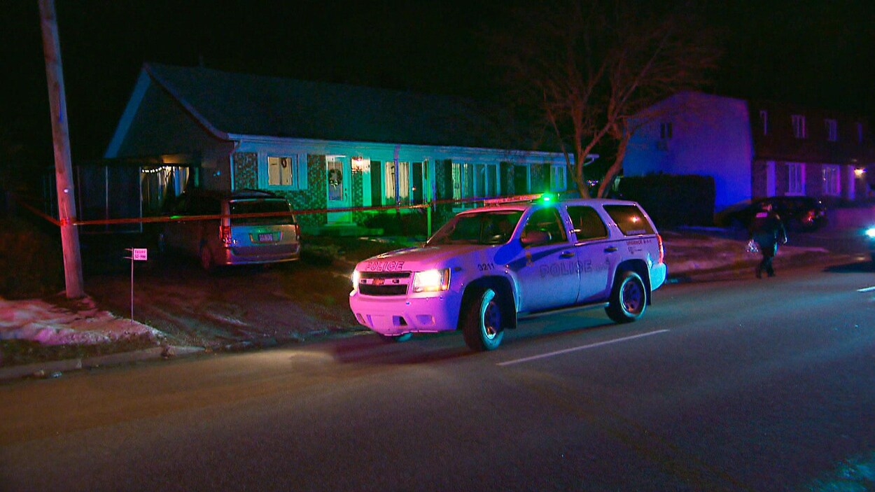 Un véhicule de police devant une résidence de Loretteville.