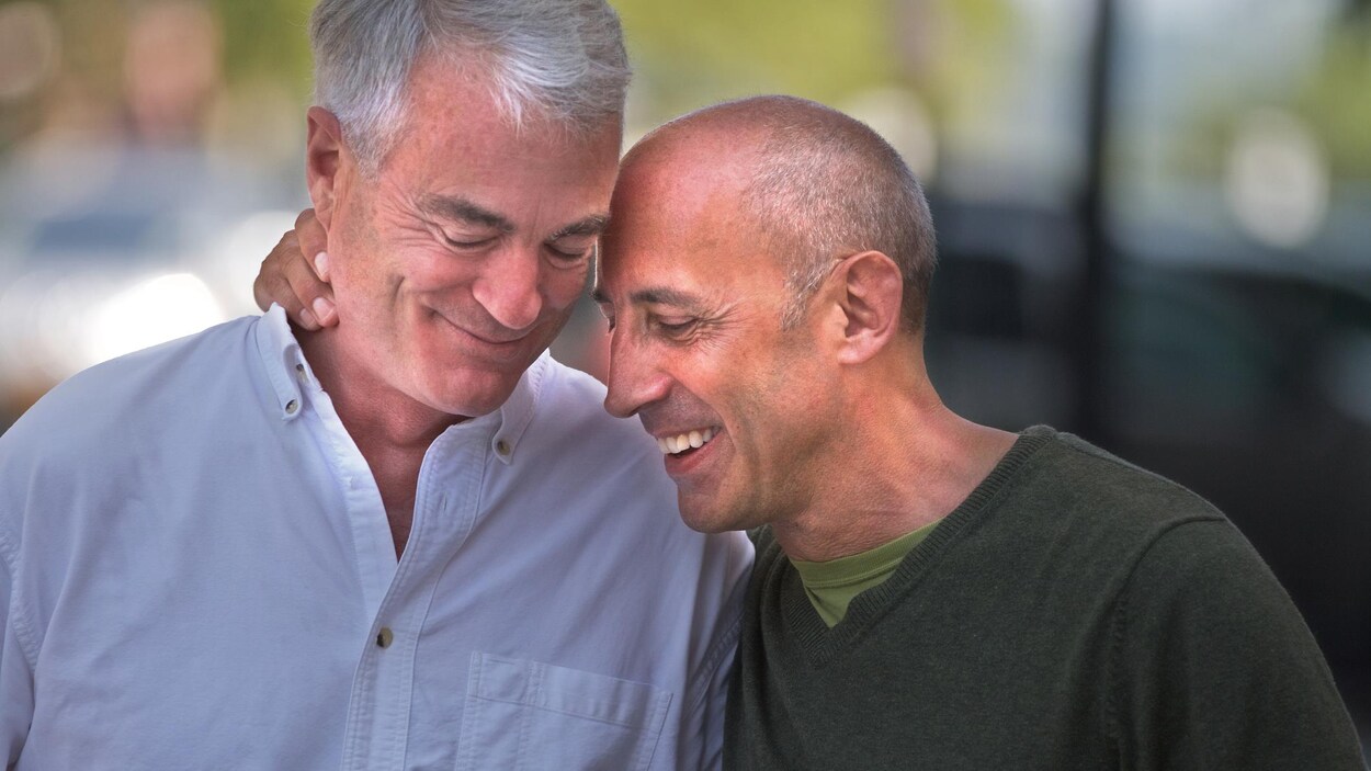 Deux hommes.