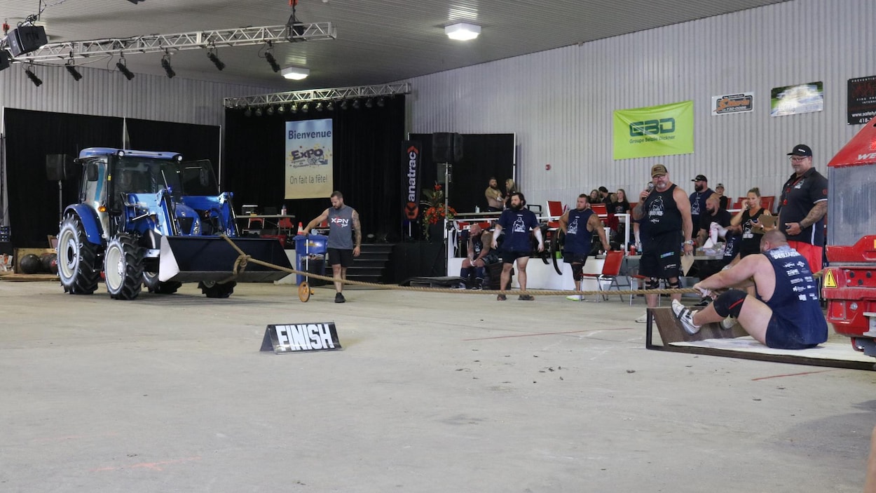 Des hommes forts à l’exposition agricole de Rimouski