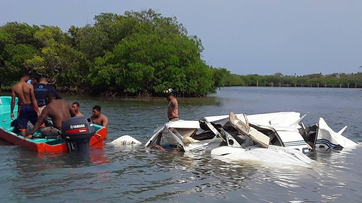 Des secouristes près d'un épave d'un avion, au Honduras