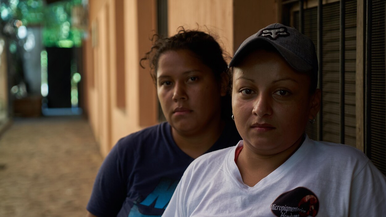 Plan rapproché de deux femmes, au Honduras.  