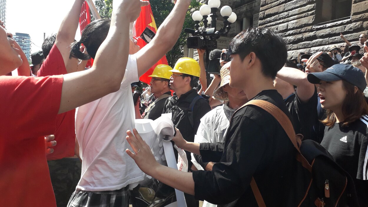 Des manifestants se font face.