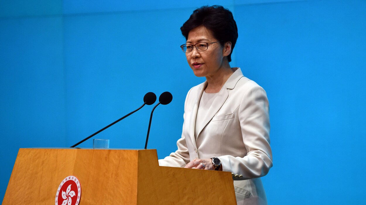 Carrie Lam parle au micro lors d'une conférence de presse.