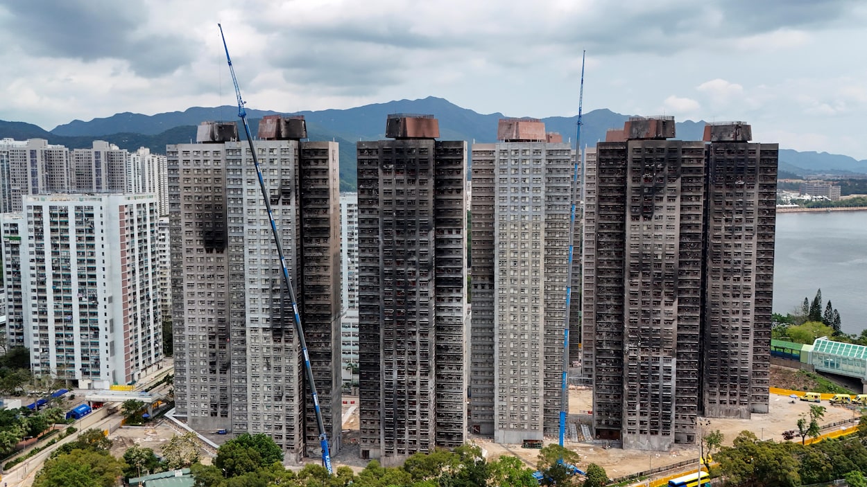 Hong Kong : des habitants retrouvent leur logement après l’incendie qui a fait 168 morts