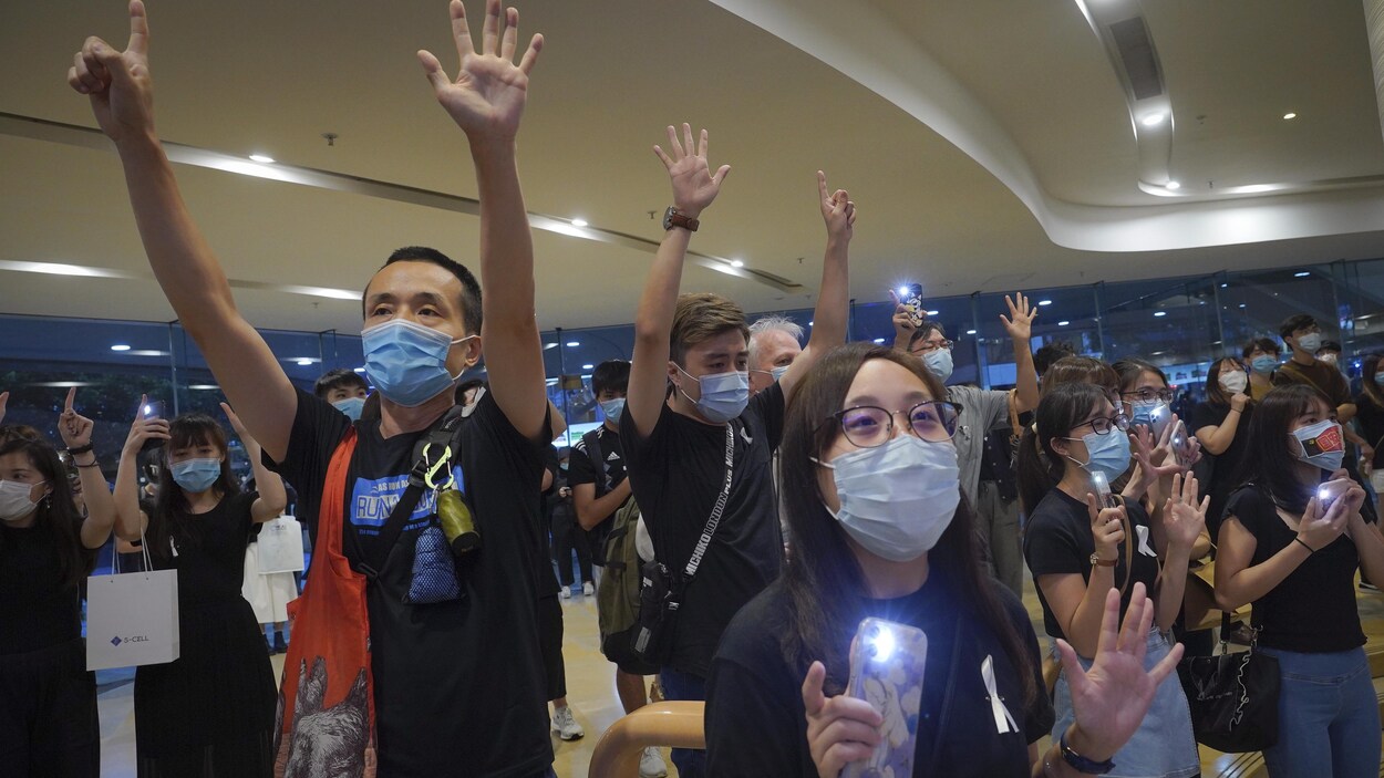 Les manifestants lèvent les mains à Hong Kong le lundi 15 juin 2020