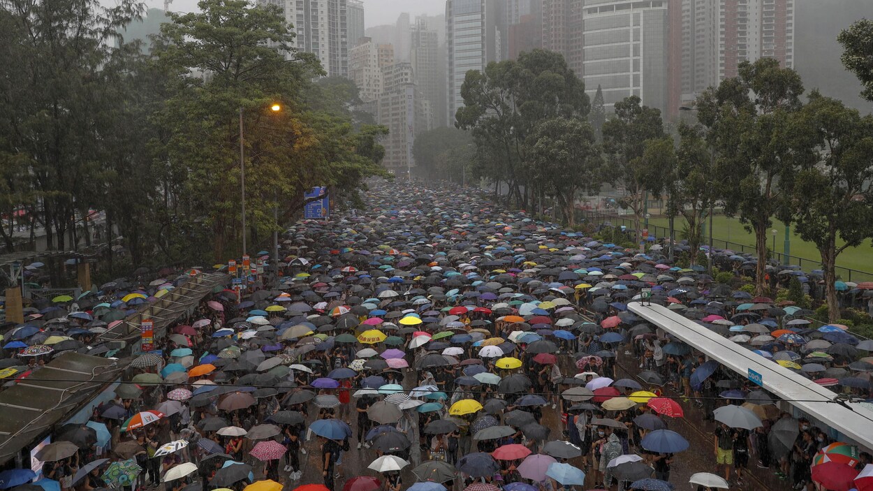 Une nouvelle marée humaine marche dans les rues de Hong Kong.