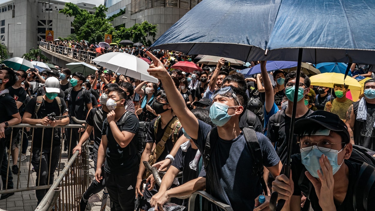 Des jeunes masqués défient les forces de l'ordre.