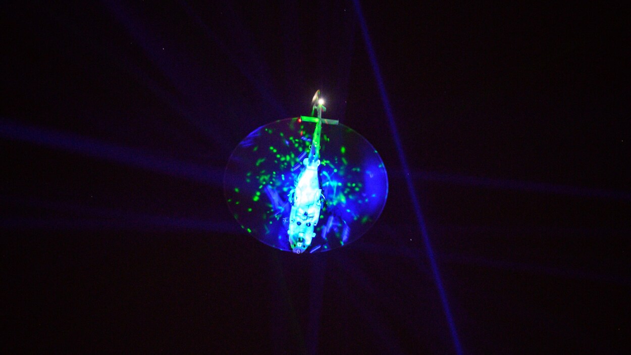 Un hélicoptère survole Hong Kong, le 28 septembre 2019, et est illuminé par de nombreux pointeurs laser.
