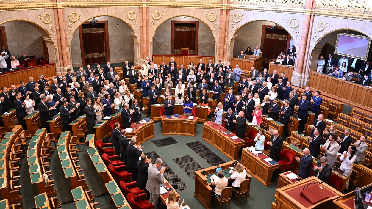 Les députés hongrois votent pour écarter le président pro-Orban