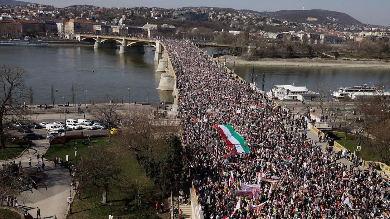 Hongrie : les partisans d’Orban et de Magyar défilent dans un contexte électoral tendu