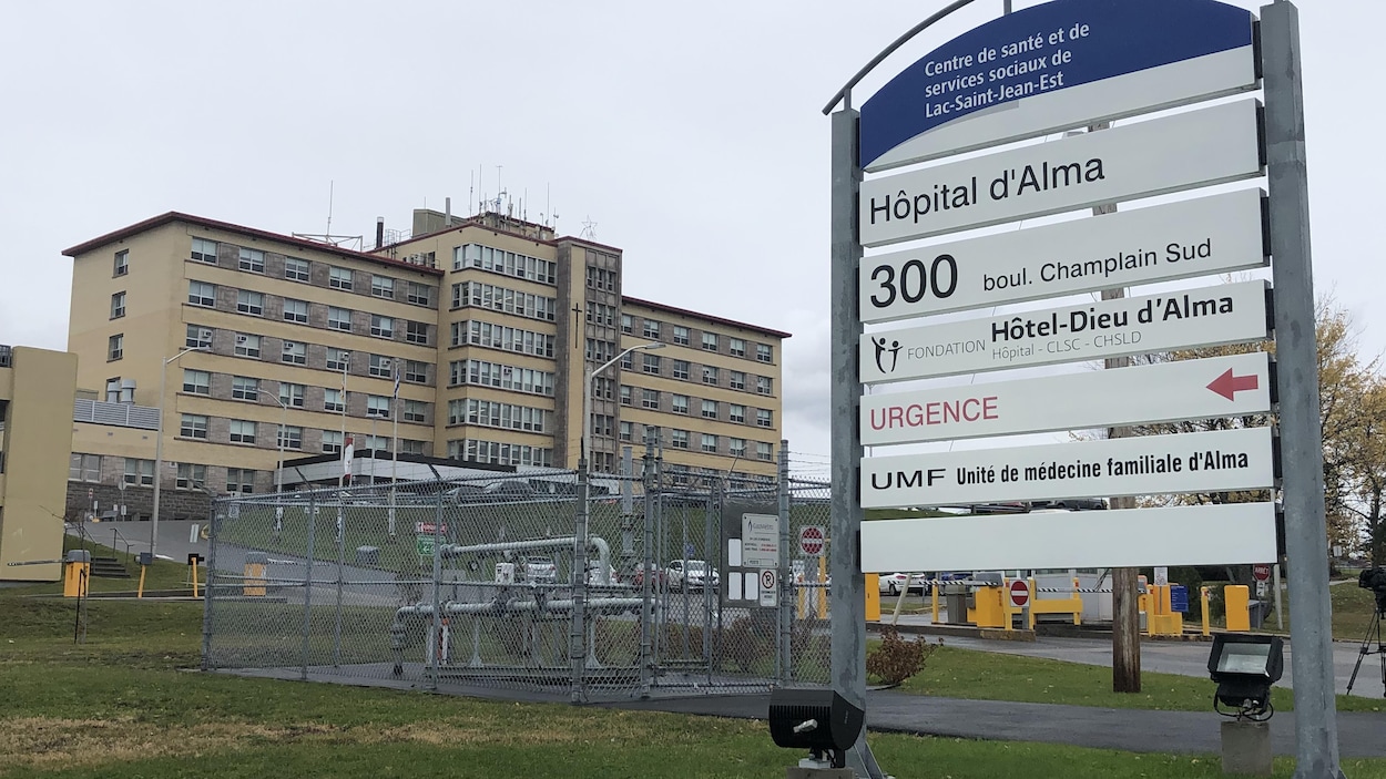 L'extérieur de l'hôpital d'Alma.