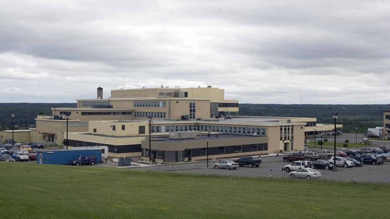 Prise extérieur de l'hôpital Central Newfoundland Regional Health Center, à Grand Falls - Windsor, Terre-Neuve. Prise extérieur de l'hôpital Central Newfoundland Regional Health Center, à Grand Falls - Windsor, Terre-Neuve.