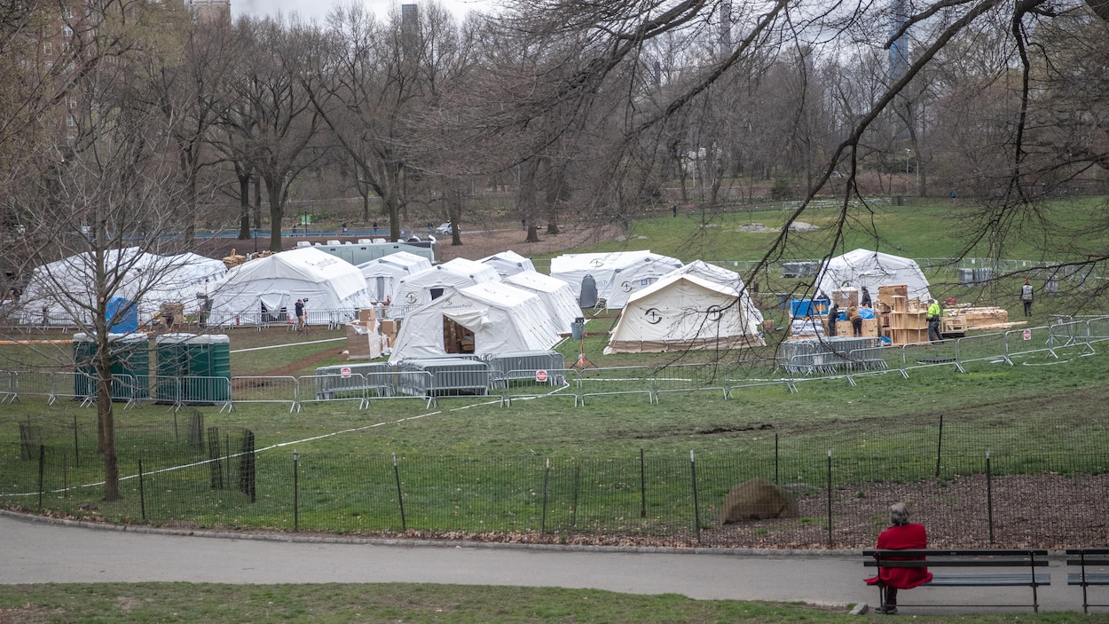Dans le parc, une douzaine de tentes sont entourées de barrières.